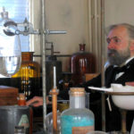 Alfred Nobel i laboratoriet_Foto Hans Johansson